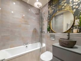 A bathroom with a bathtub, toilet, and sink at 29 Chapel Street in Appleby-In-Westmorland