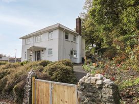 A house with a garden and pathway at Tymelyn in Aberystwyth