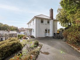 A house with a garden and seating area at Tymelyn in Aberystwyth