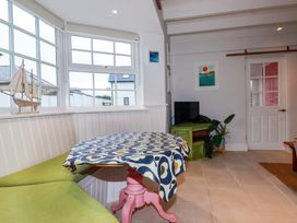 A snug room with a table and chairs at Cubbs Corner in Goonbell near St Agnes