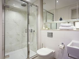 A bathroom featuring a shower, toilet, and wash basin at Villa 8, Estura Salcombe