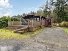 A cabin with deck and seating area at Cabin 1 Moffat Manor Beaufort