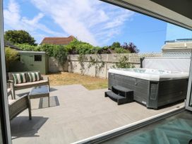 A garden with a hot tub and seating area at Cootiya Corner in Great Lyth