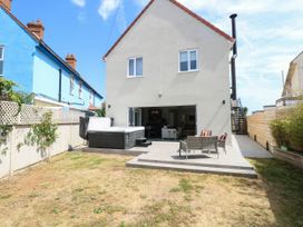 A garden with a hot tub and furniture at Cootiya Corner in Great Lyth