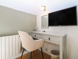 An office with a desk and a chair at Seren Fach in Pwllheli