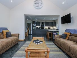 A living room with a sofa and coffee table at Benlli in Pwllheli