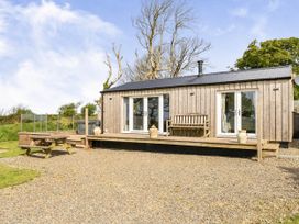 A house with a deck and picnic table at The lodge at Plumstone View Letterston
