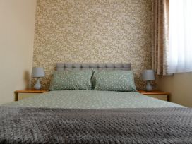 A bedroom with a bed and lamps at 228b Eighth Avenue Bridlington