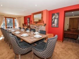 A dining room with a large table and chairs at Champagne Cottage in Weaverthorpe