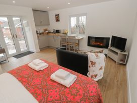 A studio room with a bed and kitchenette at Heidiaway Lodge Porth