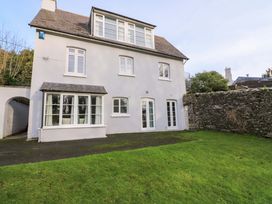 A house with windows and a garden at Blackstone Cottage in Salcombe