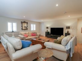 A living room with sofas and a television at Flat 6 in 