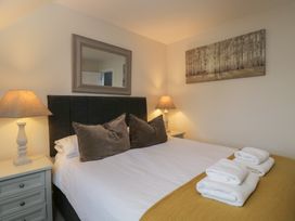 A bedroom with a bed and lamps at Flat 6 in 