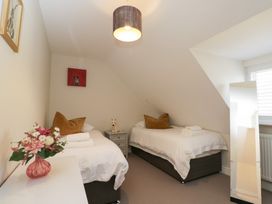 A bedroom with two single beds and a flower vase at Flat 6 in 