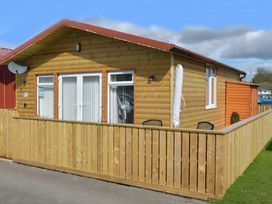 A cabin with a wooden fence at 226 Third Avenue in Bridlington