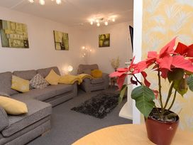 A living room with a couch and decorative plants at 226 Third Avenue Bridlington