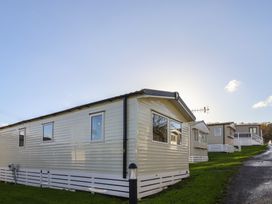 Mobile homes with windows and a pathway at WF32 - Jurassic Discovery, Charmouth