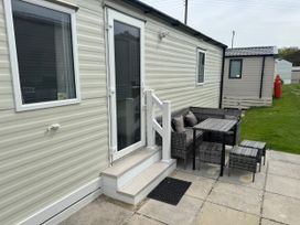 An outdoor seating area with a table and chairs at Jurassic Discovery in Charmouth