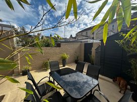 A garden with a table and chairs at The Weymouth House in Weymouth