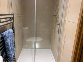 A shower and toilet in a bathroom at Cosy Escape in Sheerness