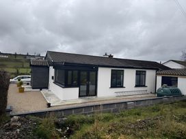 A house with a garden and driveway at Cherry Chirp Cottage Enniskillen