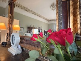 A living room with roses and lamps at Fountain Hill House in Londonderry