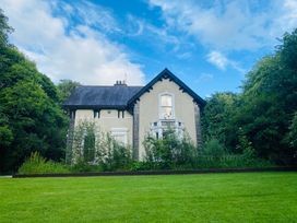 A house with garden and trees at Fountain Hill House in Londonderry