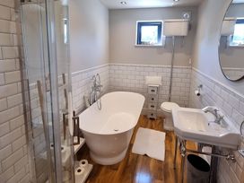 A bathroom with a bathtub, shower, sink, and toilet at Fox Lodge in York