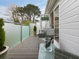 A balcony with chairs and a table at The Old Well House in Redruth