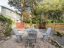 A garden with a table and chairs at Poppyfields Stable in Redruth