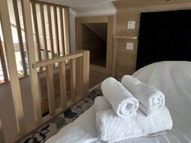 A bedroom with towels on the bed at Inverness Lodge in Inverness