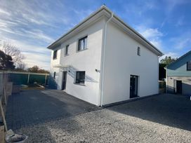 A house with windows and outdoor area at Pityme-Not Wadebridge