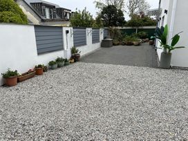 An outdoor area with gravel and flower pots at Pityme-Not in Wadebridge