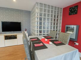 A dining room with a table and chairs at Ty Llyn in Brynteg near Benllech