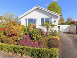 A house with a garden and driveway at Wansfell View in Ambleside
