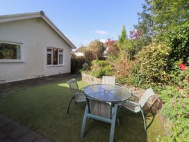 A garden with a table and chairs at Wansfell View in Ambleside