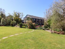 A garden with a house in the background at Pillars in Barnstaple