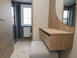 A bathroom with a vanity unit and mirror at No.11 - Cedar Lodge, Delamere