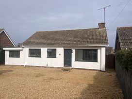 A house with a gravel driveway at 15 Lamsey Lane in King's Lynn