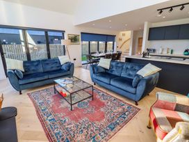 A living room with two sofas and a coffee table at 1 Dairy Fields in Longframlington