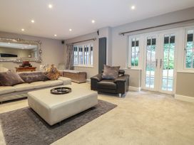 A living room with a sofa and coffee table at Woodlands house in Ringwood