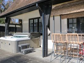 An outdoor area with a hot tub and a bar counter at Woodlands House in Ringwood
