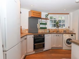 A kitchen with appliances and cabinets at Park Cottage in Kingsbridge
