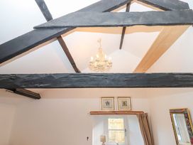 A room with beams and a chandelier at Park Cottage in Kingsbridge