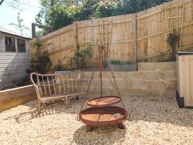 A garden with a fire pit and a bench at Park Cottage in Kingston, Kingsbridge