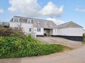 A house with a gravel driveway and garden at Cribba in Port Isaac