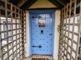 An entrance with a blue door and trellis at Driftway Cottage Diss