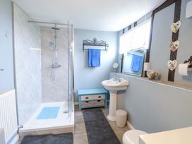 A bathroom with shower, sink, and toilet at Driftway Stables Retreat in Diss