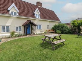 A garden with a house and outdoor seating at Driftway Stables Retreat, Diss