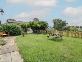 A garden with a picnic table and chairs at Driftway Stables Retreat, Diss